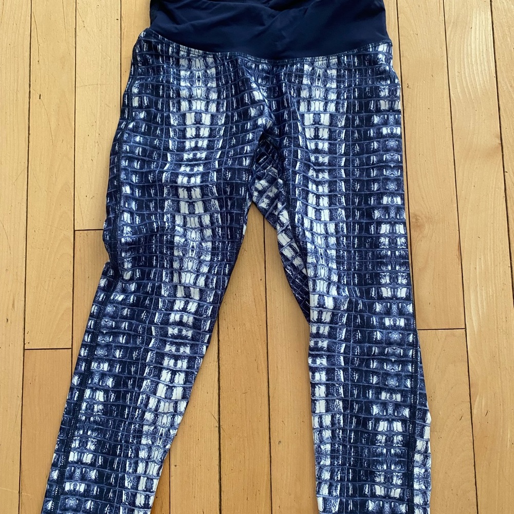 Workout leggings in a size small. They are approximately 28.5 inches long